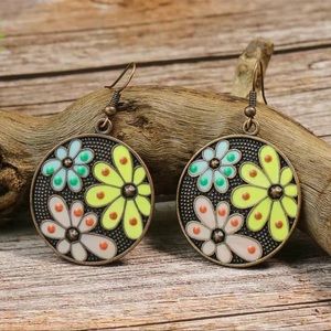 💜New Gold-tone Boho Earrings- dangling circle with 3 bright colored flowers